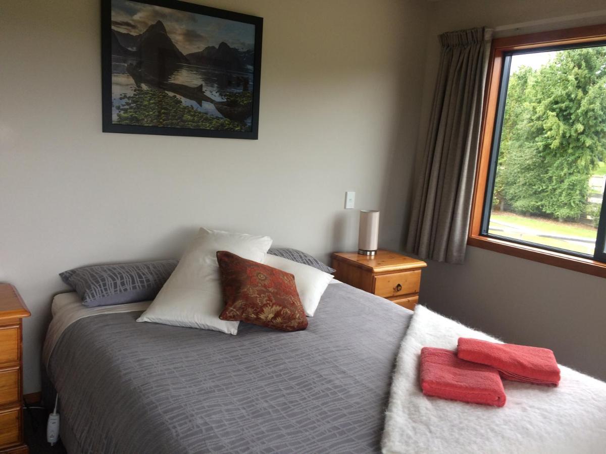 Acheron Cottages Manapouri Extérieur photo